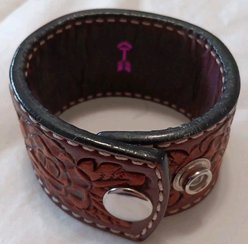 Bracelet. Hand Tooled Leather Beaded Western Women’s Snap Closure