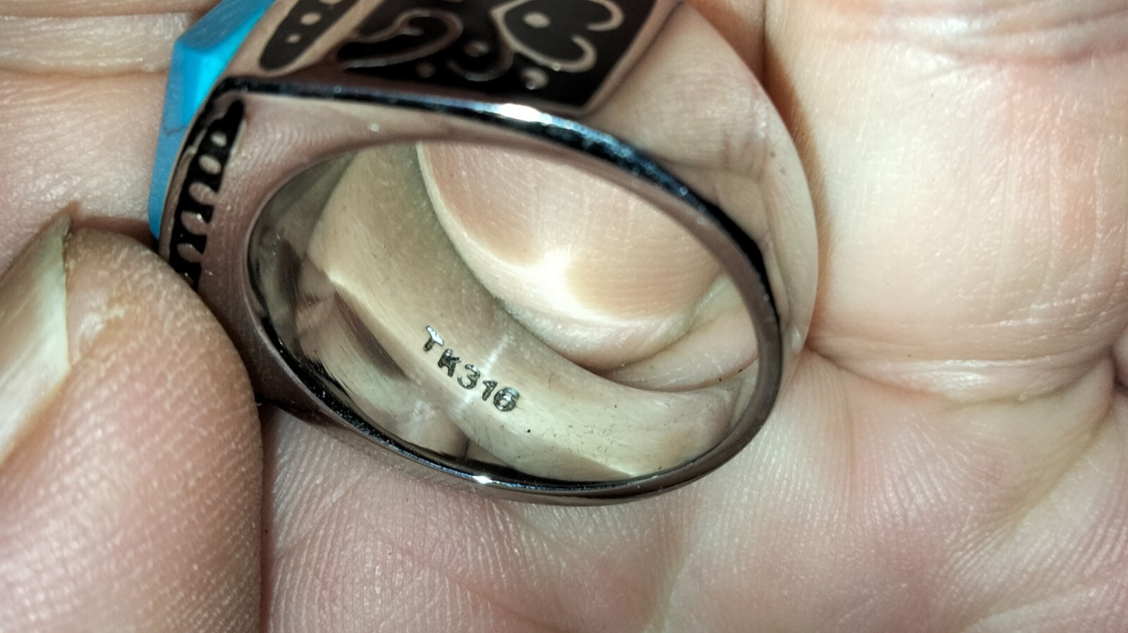 TK316 TUSK STAINLESS STEEL RING LOVELY ENGRAVING NOT A CRACK IN THE STONE