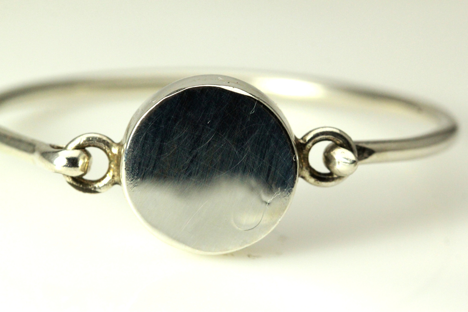 Engravable sterling silver bangle, faint engraving visible 13.6 grams (BR3724)
