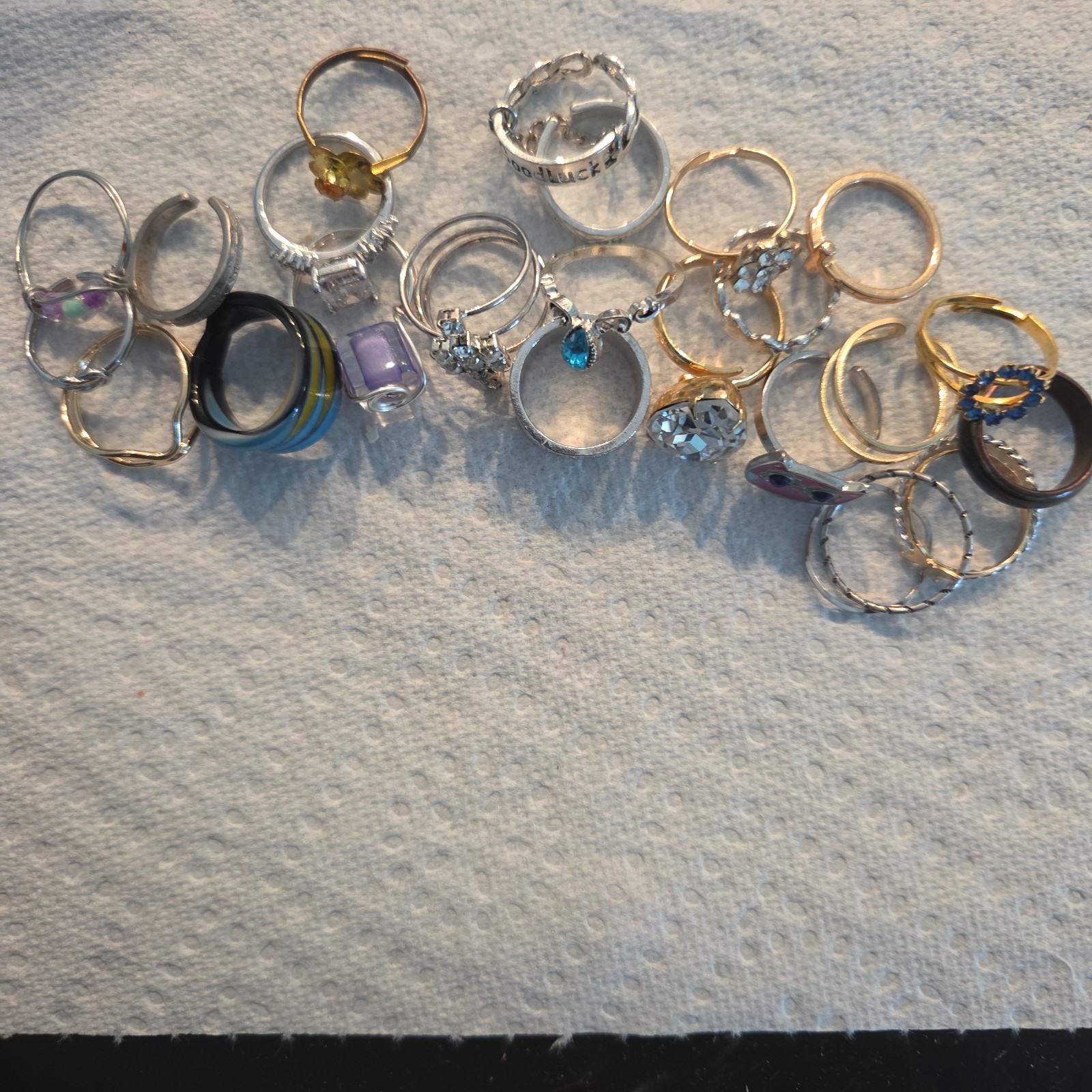 lot of 25 statement Rings. Mixed colors and models Ring sz 4/5