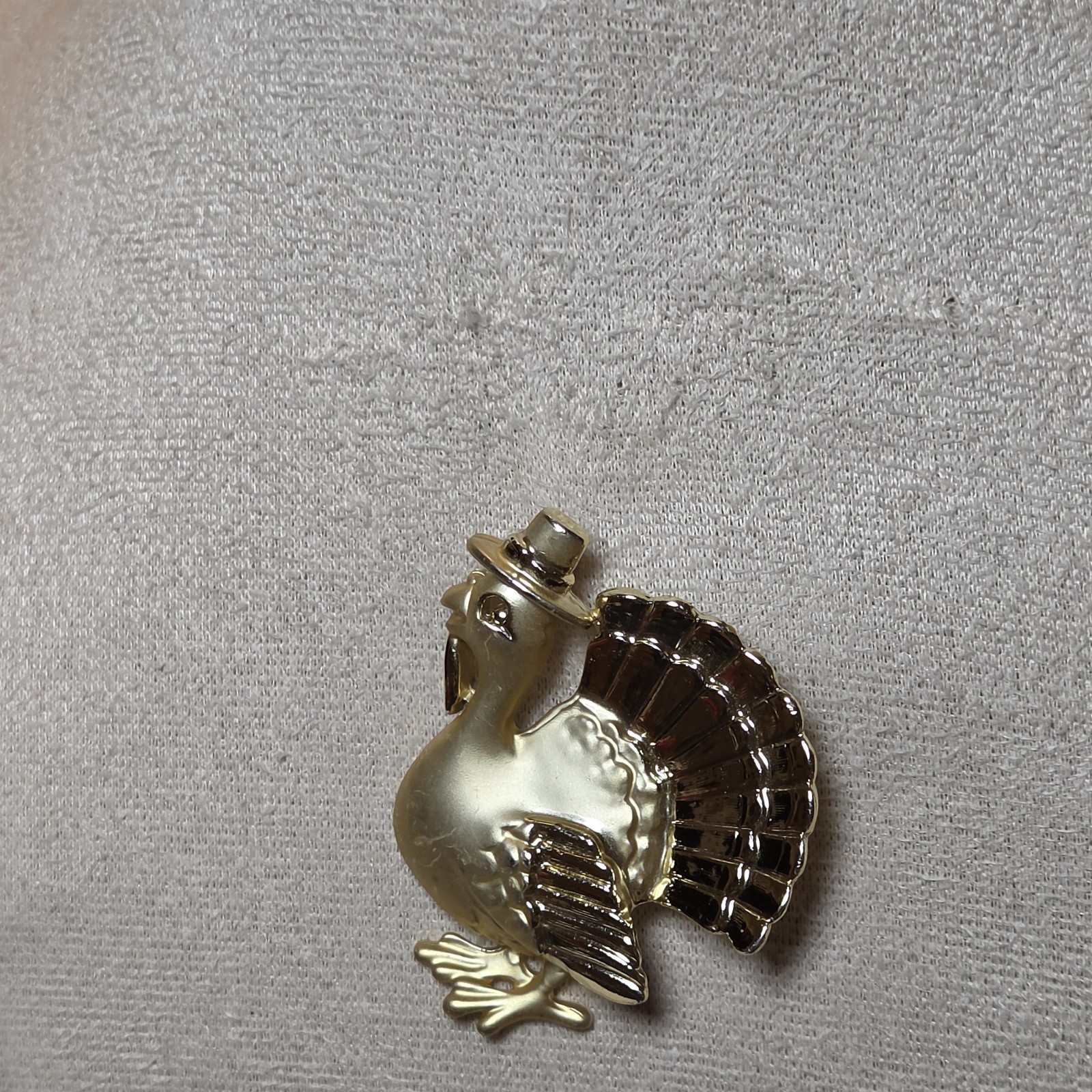 Golden Matte Turkey Brooch With Glossy Enamel And Elegant Vintage Style