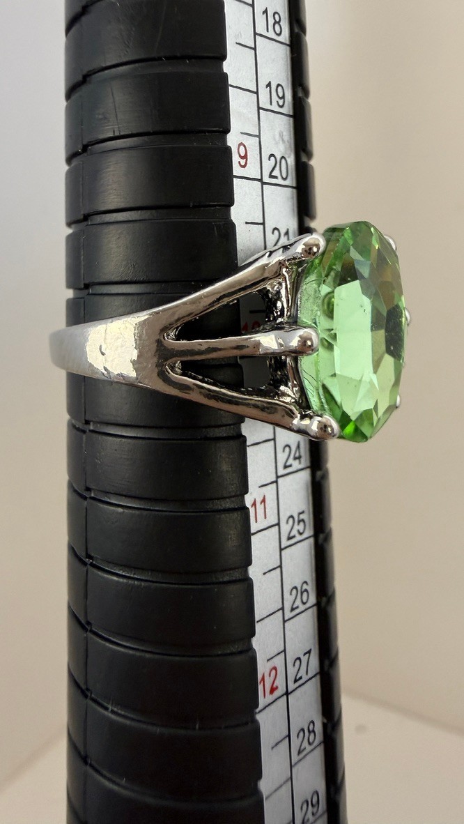 Green Glass Crystal Statement Ring Size 10 Silver Tone Split Shank Cocktail Ring