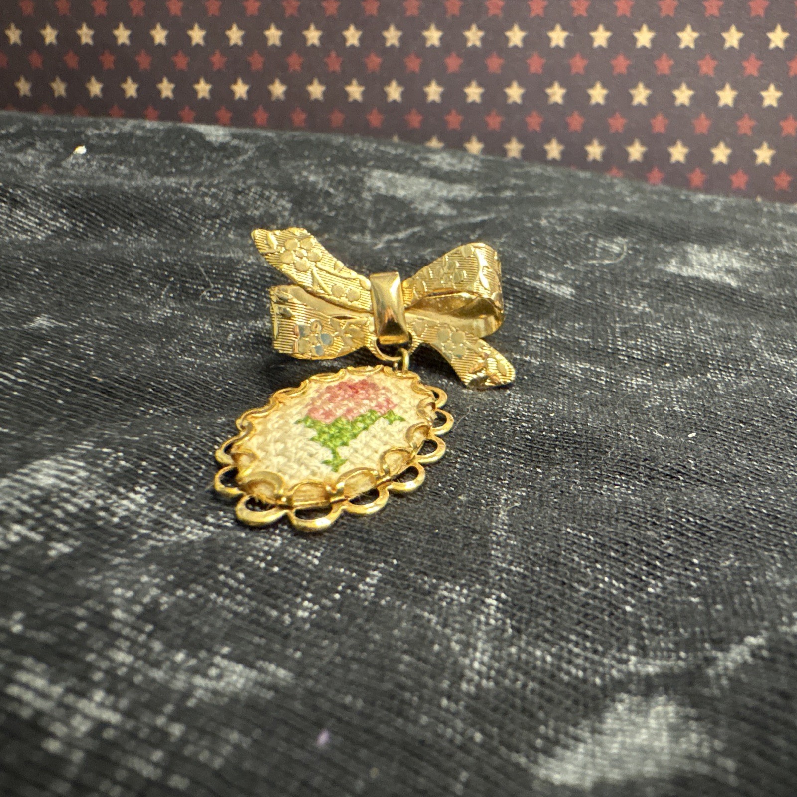 Gold Tone Metal Bow Brooch Pin Oval Floral Cameo Needlepoint Pink Green