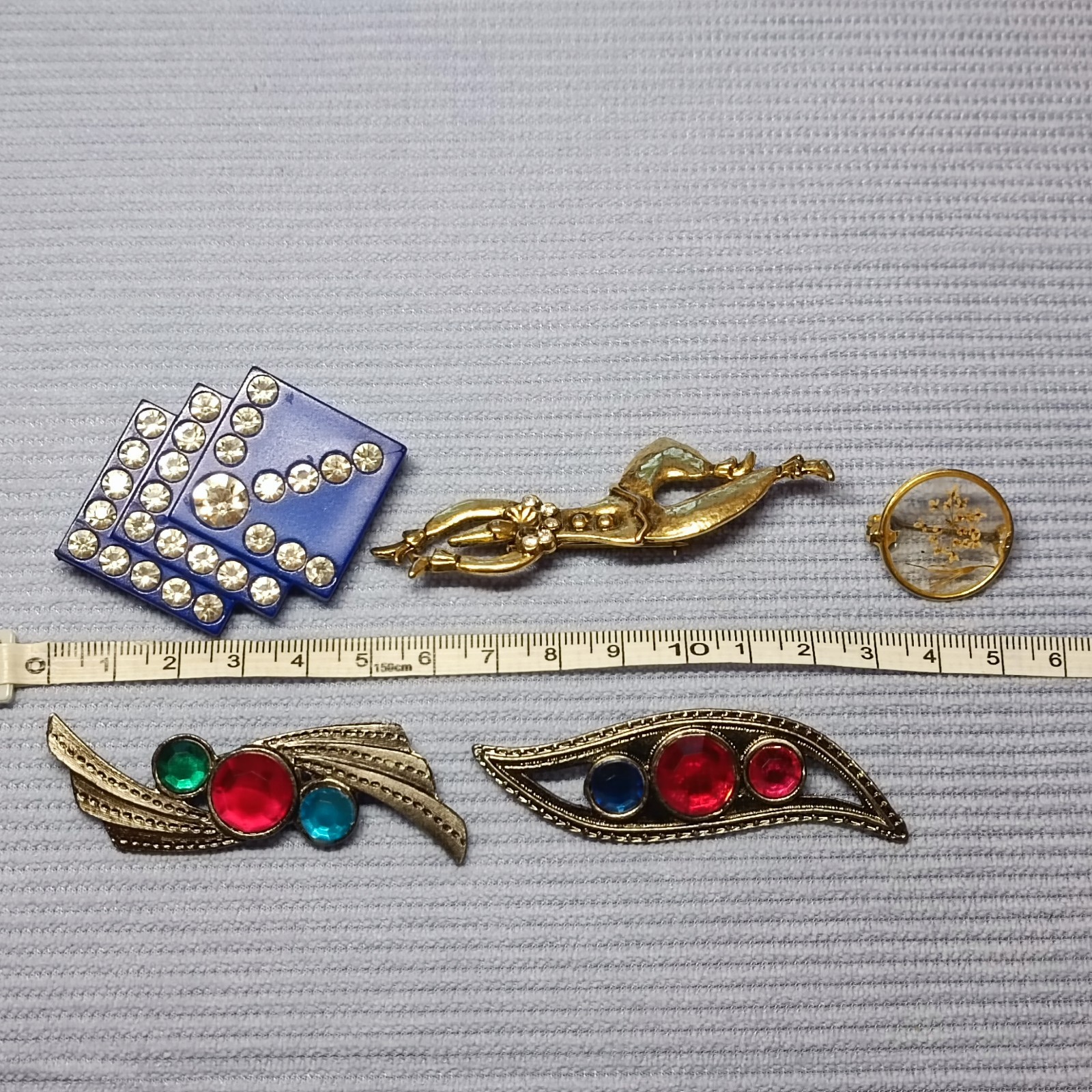 Super price! Set of 10 Brooches – Vintage