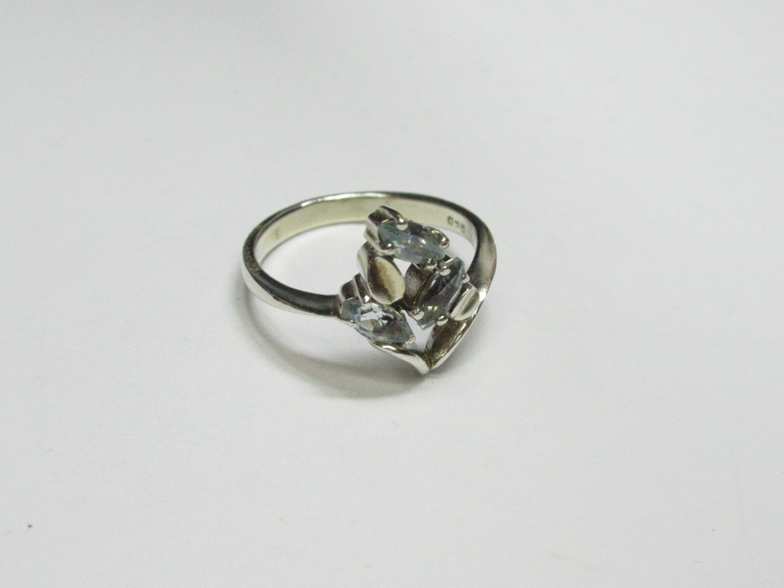 Women’s 925 sterling silver, 375 gold ring, topaz, 3,52 gr, size 7,75.