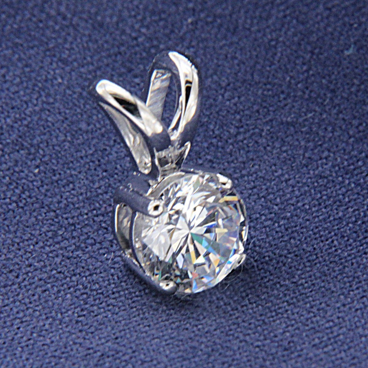 Gorgeous Solitaire Pendant Round Cut Simulated Diamond In 14k White Gold Plated