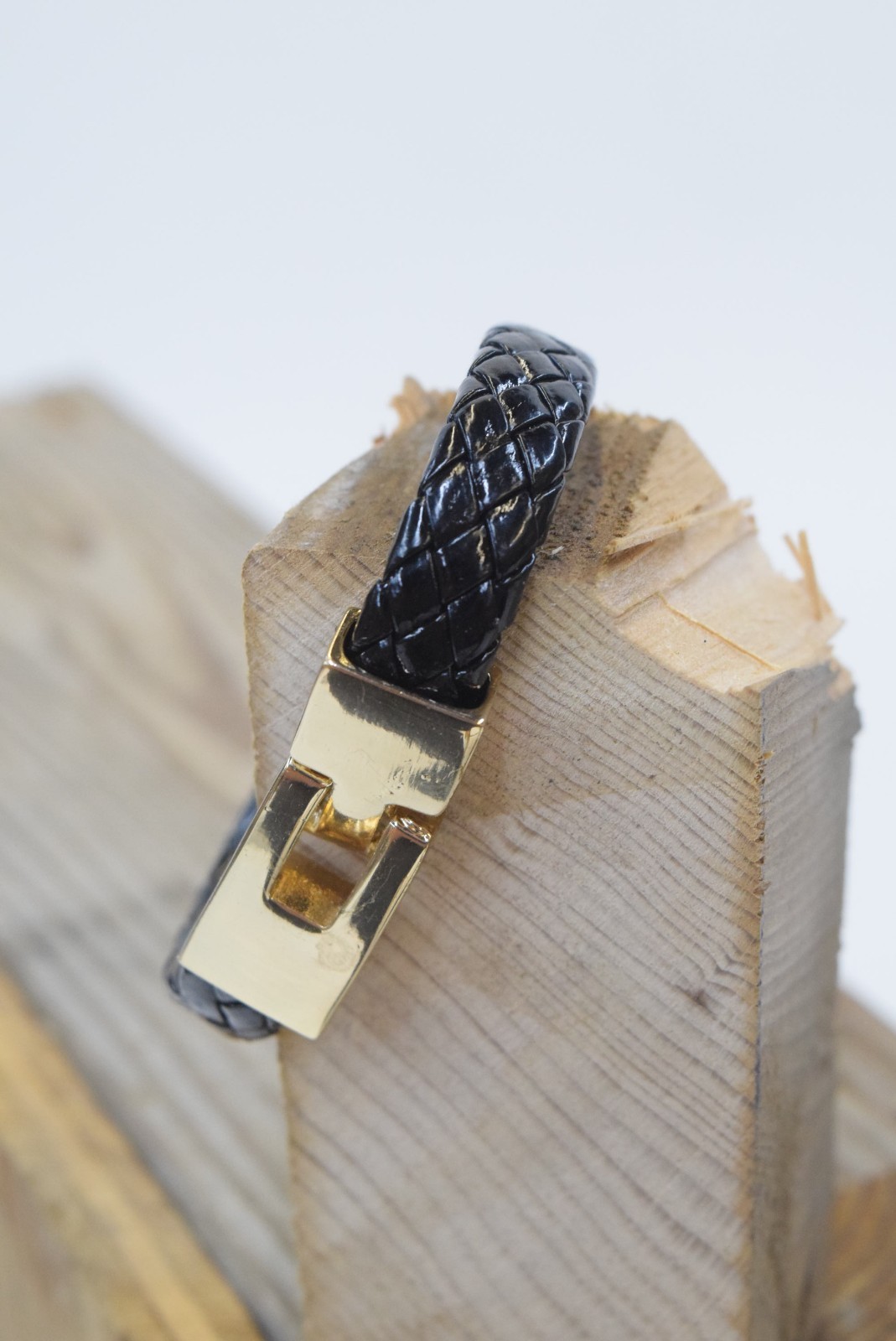 NWT WOMEN’S BLACK & GOLD BRACELET BY ESMOR. LEAD & CADMIUM COMPLIANT.