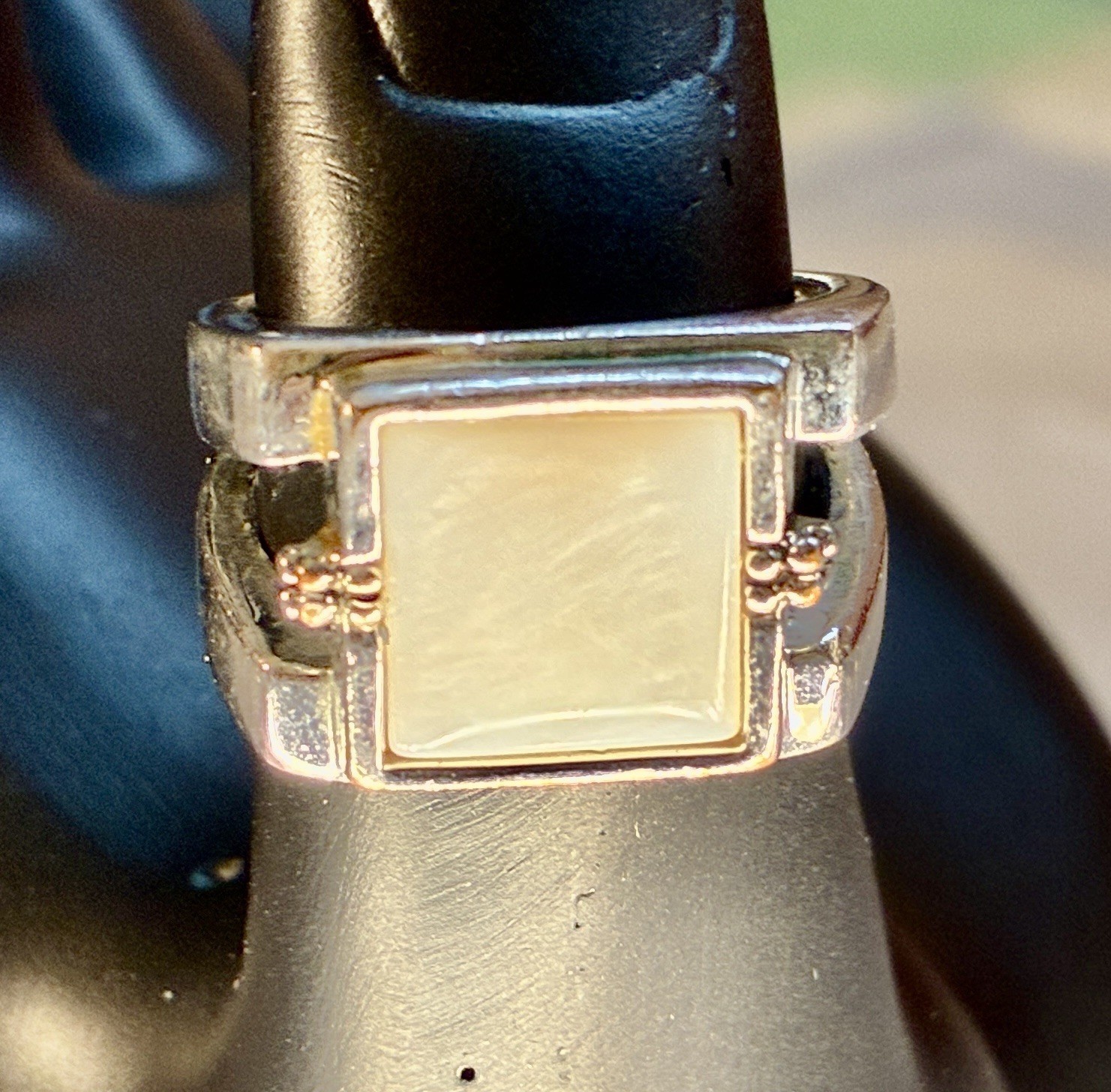 Lia Sophia “Mother of Pearl” Silver Tone Ring In Size 7.0 Lot# 198