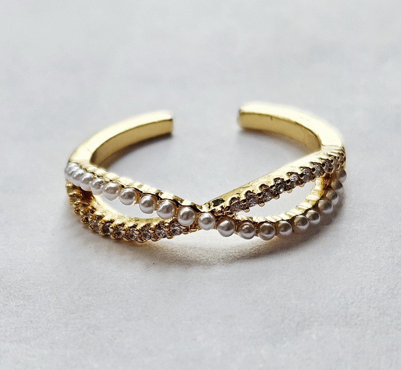 Gold Tone Ring Crossing White Crystals & Faux Pearls Open Back Size 6 J15-3611