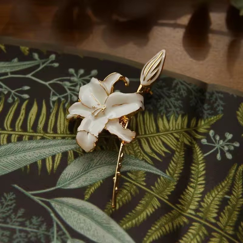 ZARD White Lily Flower Enamel Lapel Brooch