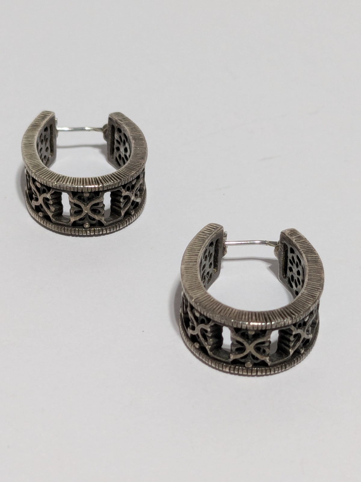 Silver Tone Oval Hoop Filigree Style Earrings 1″. Push Lock Closure. Textured.