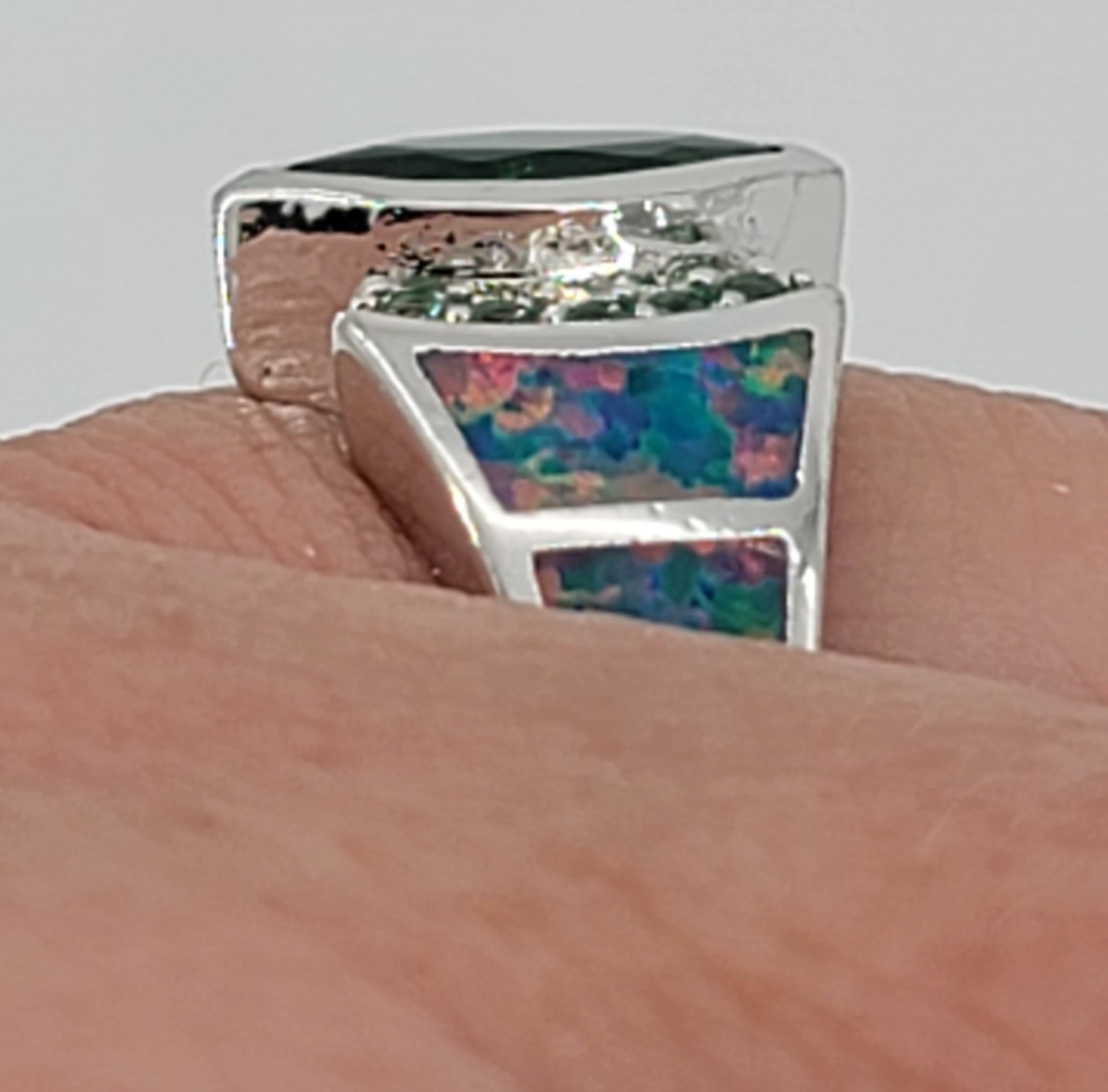 Gorgeous 925 Marked Sterling Silver Simulated Opal & Green Stone RING