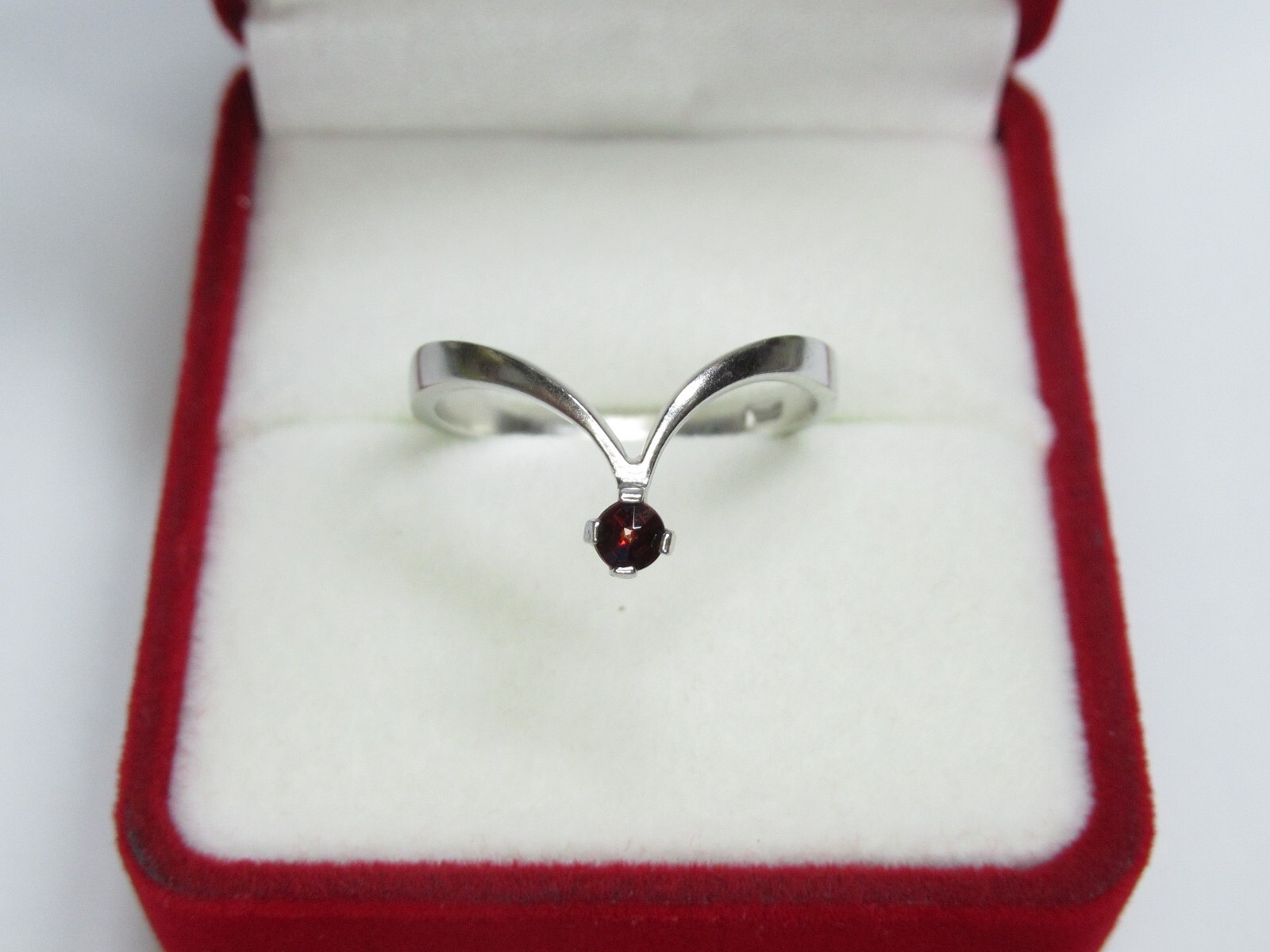 Women’s 925 sterling silver ring, garnet, 1,68 gr, size 7,5.