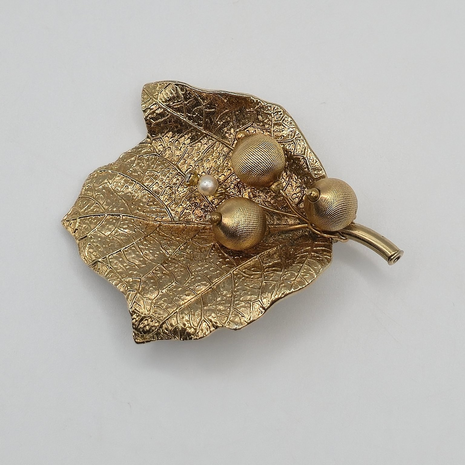 SA Leaf Berry Brooch Pin 2.5″ Gold Tone Faux Pearl Rhinestone Vintage Style
