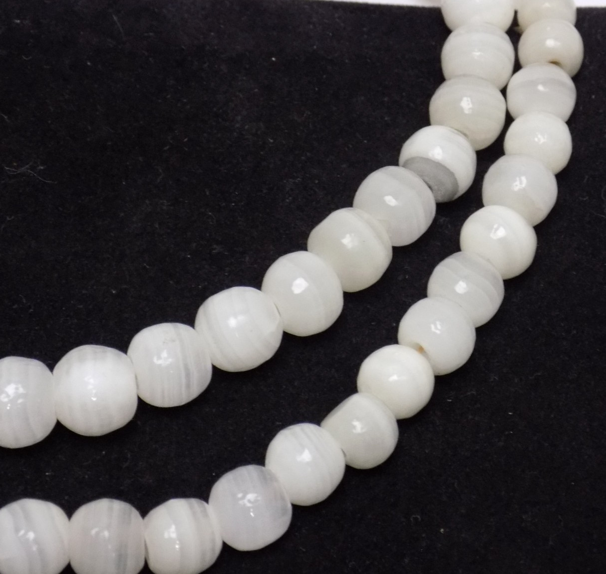 NECKLACE – NATURAL WHITE STONE / SWIRLING GRAY BEADED 17″ NECKLACE