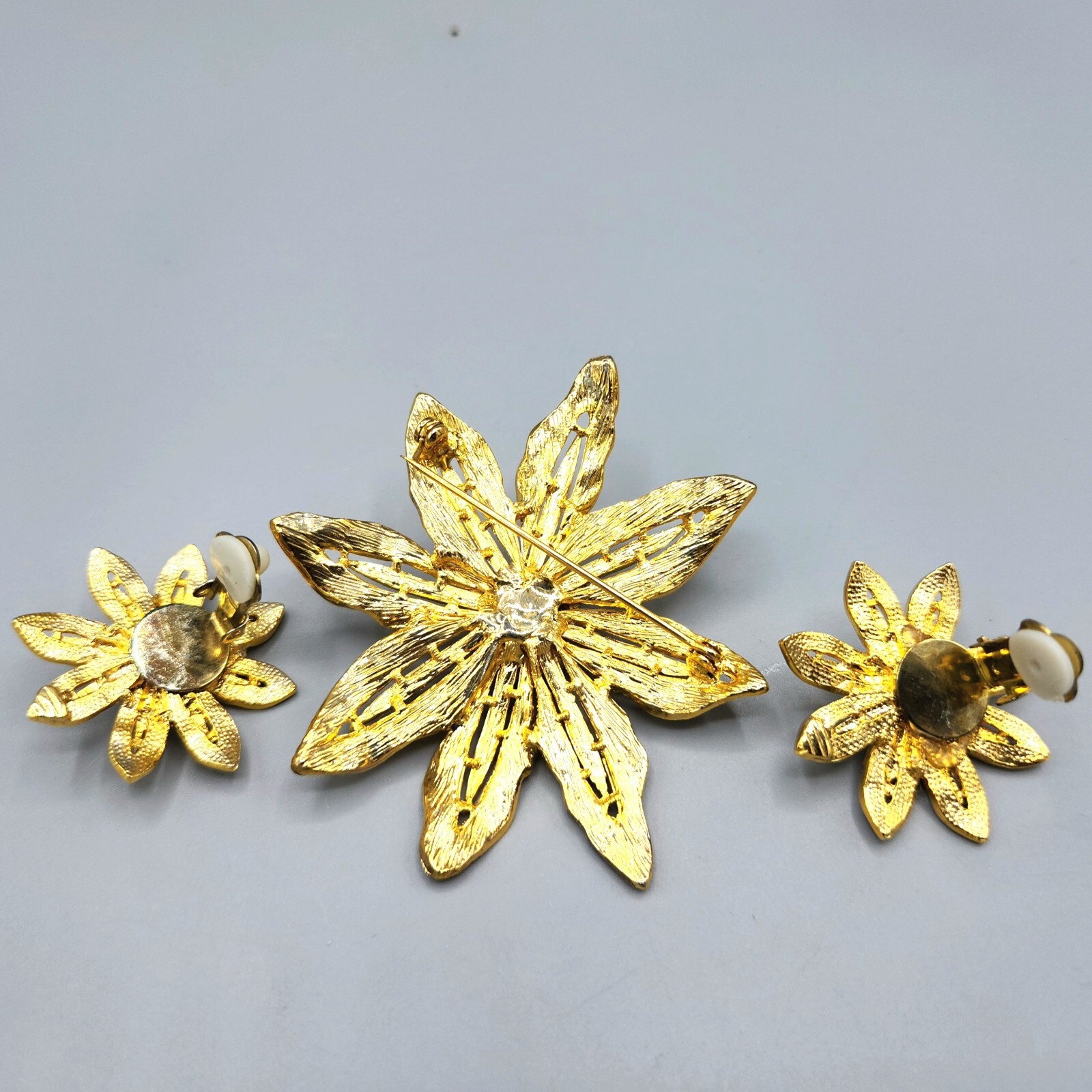 Unsigned Gold Tone Crystal Rhinestone Gold Flower Brooch & Clip Earrings