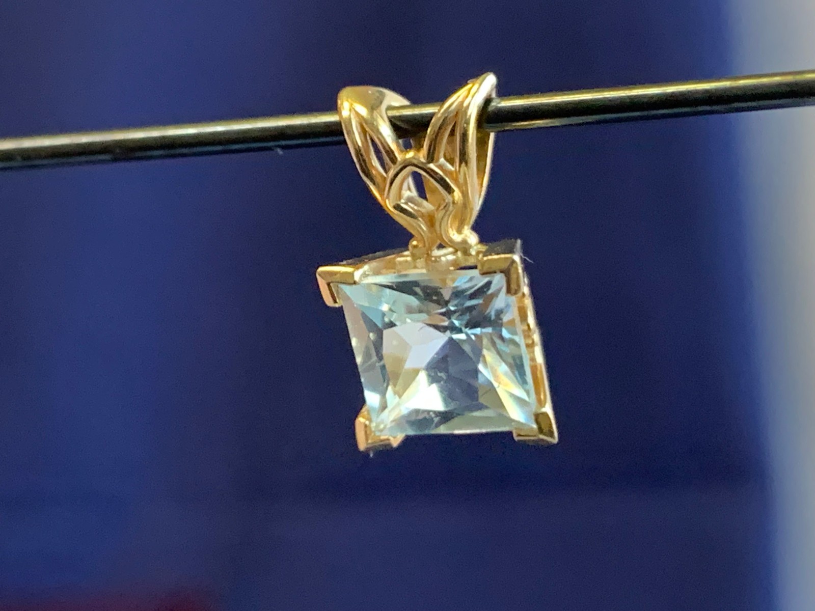 14K Yellow Gold Pendant 1.48g Fine Jewelry Aquamarine Color Charm *READ*