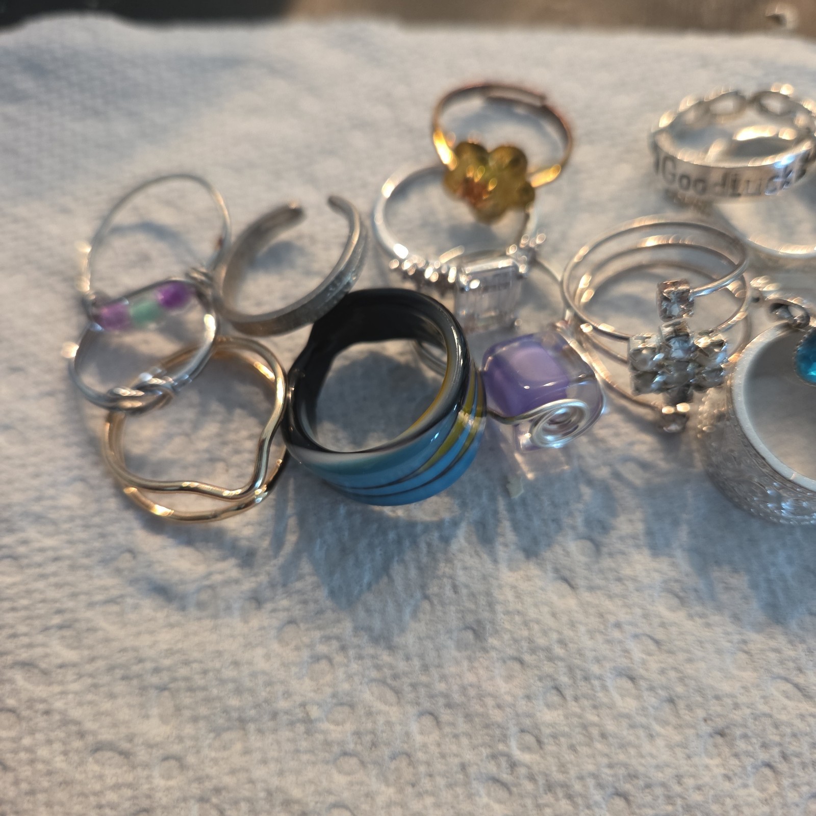 lot of 25 statement Rings. Mixed colors and models Ring sz 4/5