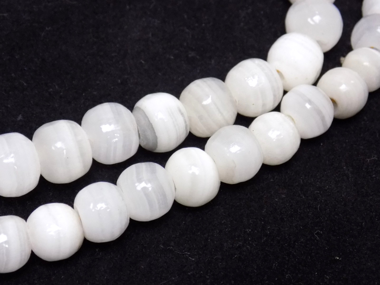NECKLACE – NATURAL WHITE STONE / SWIRLING GRAY BEADED 17″ NECKLACE