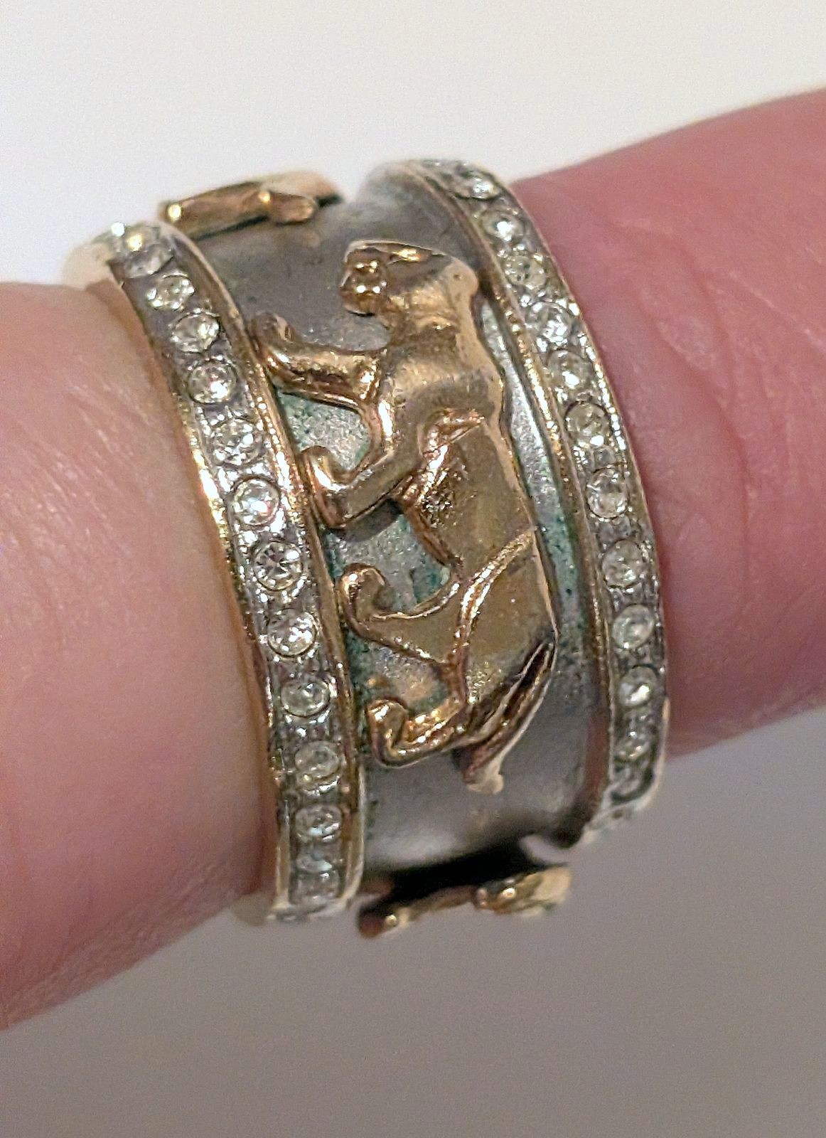 Gold TONE Three Lions WOMEN Wide MASSIVE Ring Sz 8, 1/2in