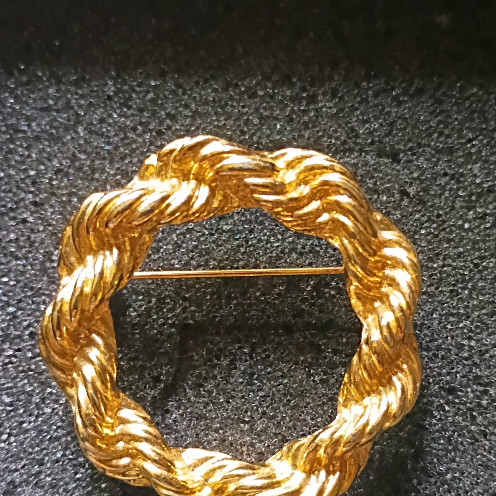 Gold Tone Twisted Rope Round Circle Textured Brooch Pin, No Stone