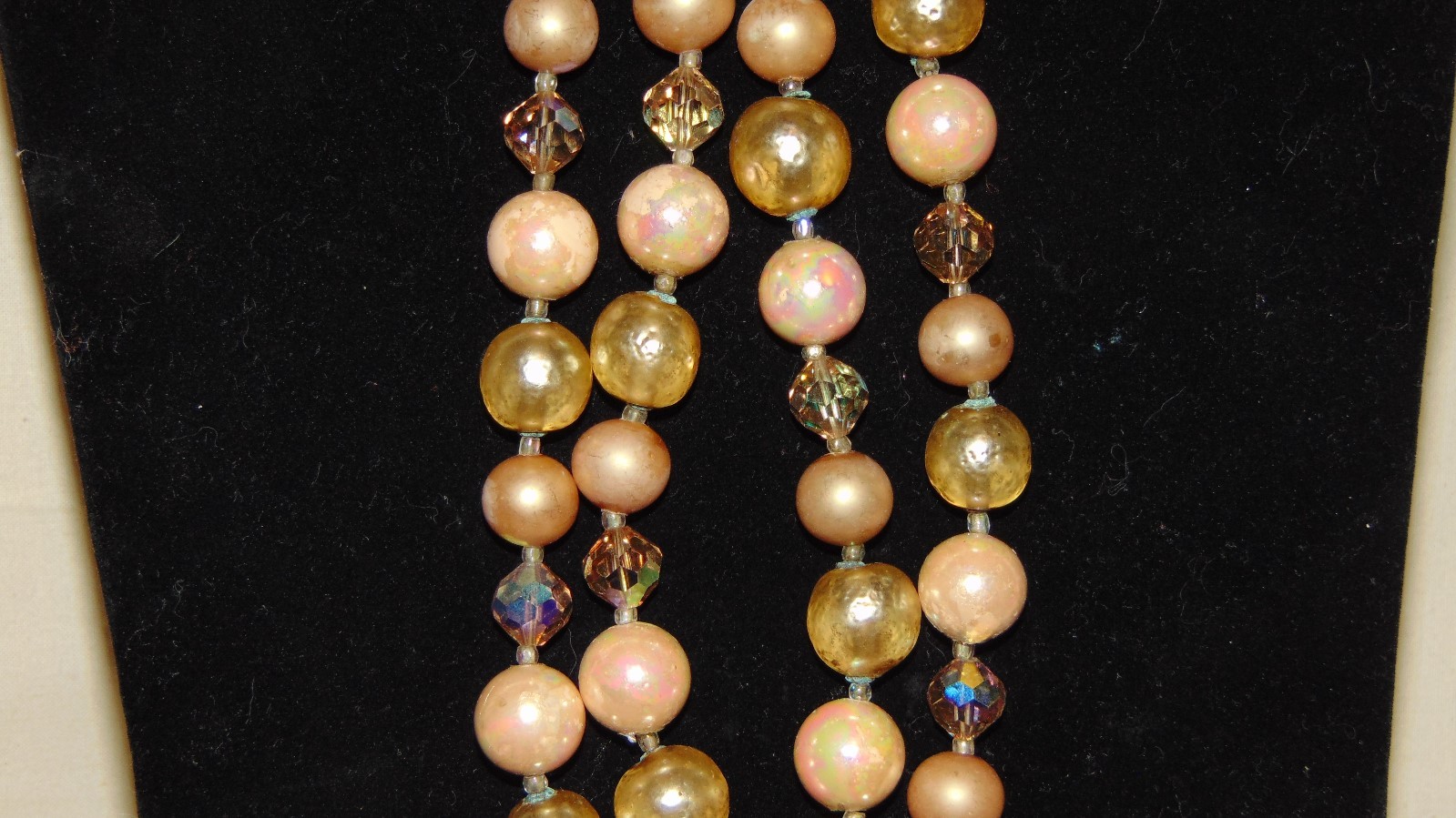 15″ TO 17″ VINTAGE BEAUTIFUL TWO STRAND GLASS BEAD NECKLACE
