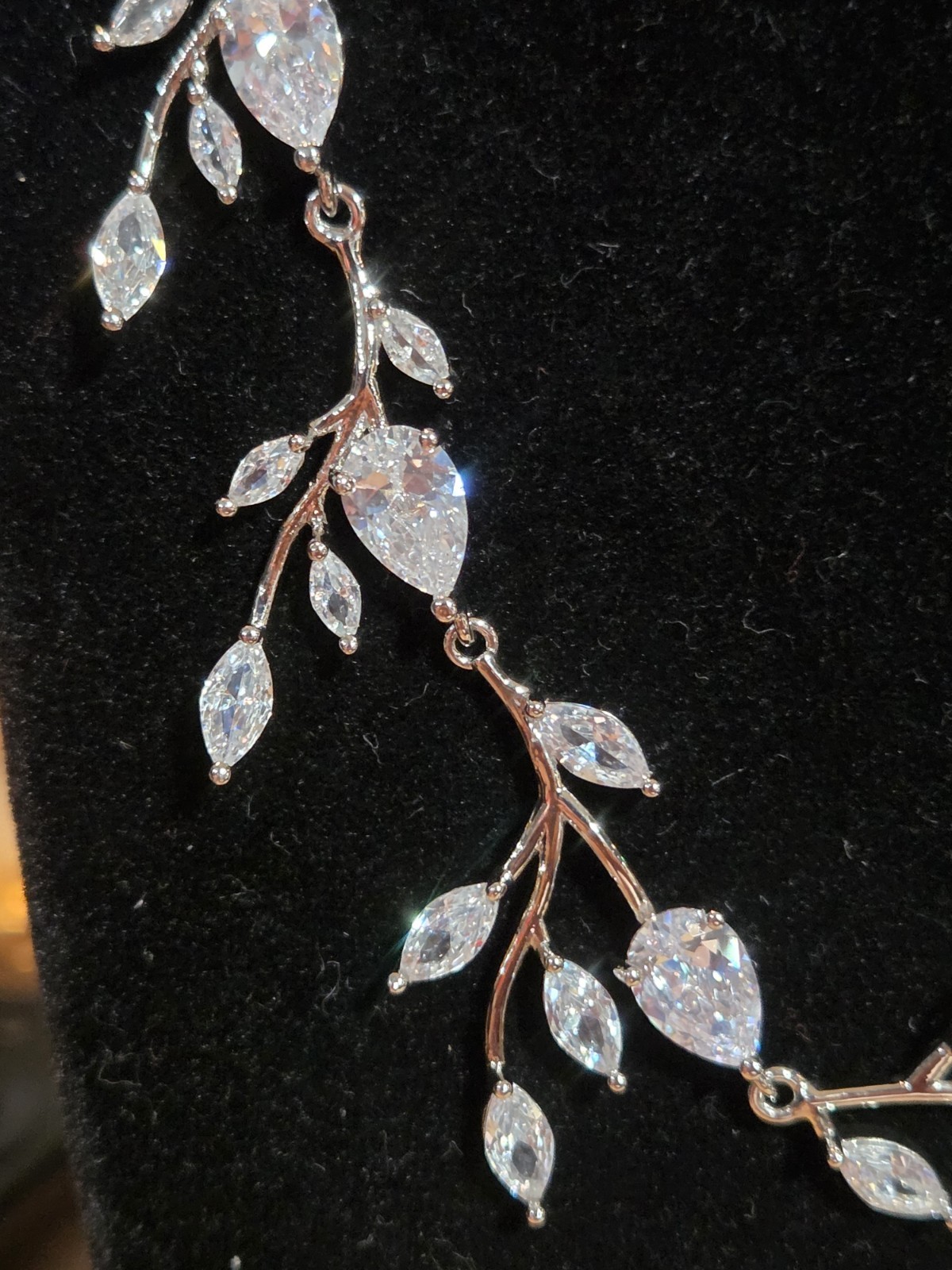 Stunning 18″ Crystal Leaf Vine Necklace Silver Tone Clear Crystal Leaf Open Back