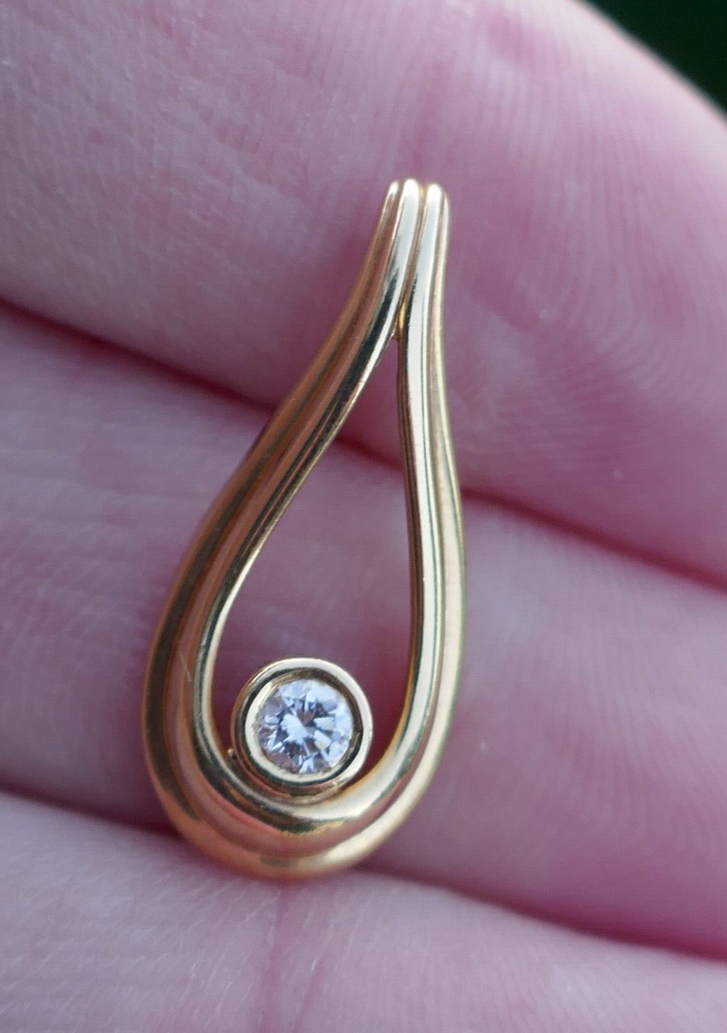 Vintage 18kt Yellow Gold Drop Diamond Pendant, with 2.9mm diamond, 2/g
