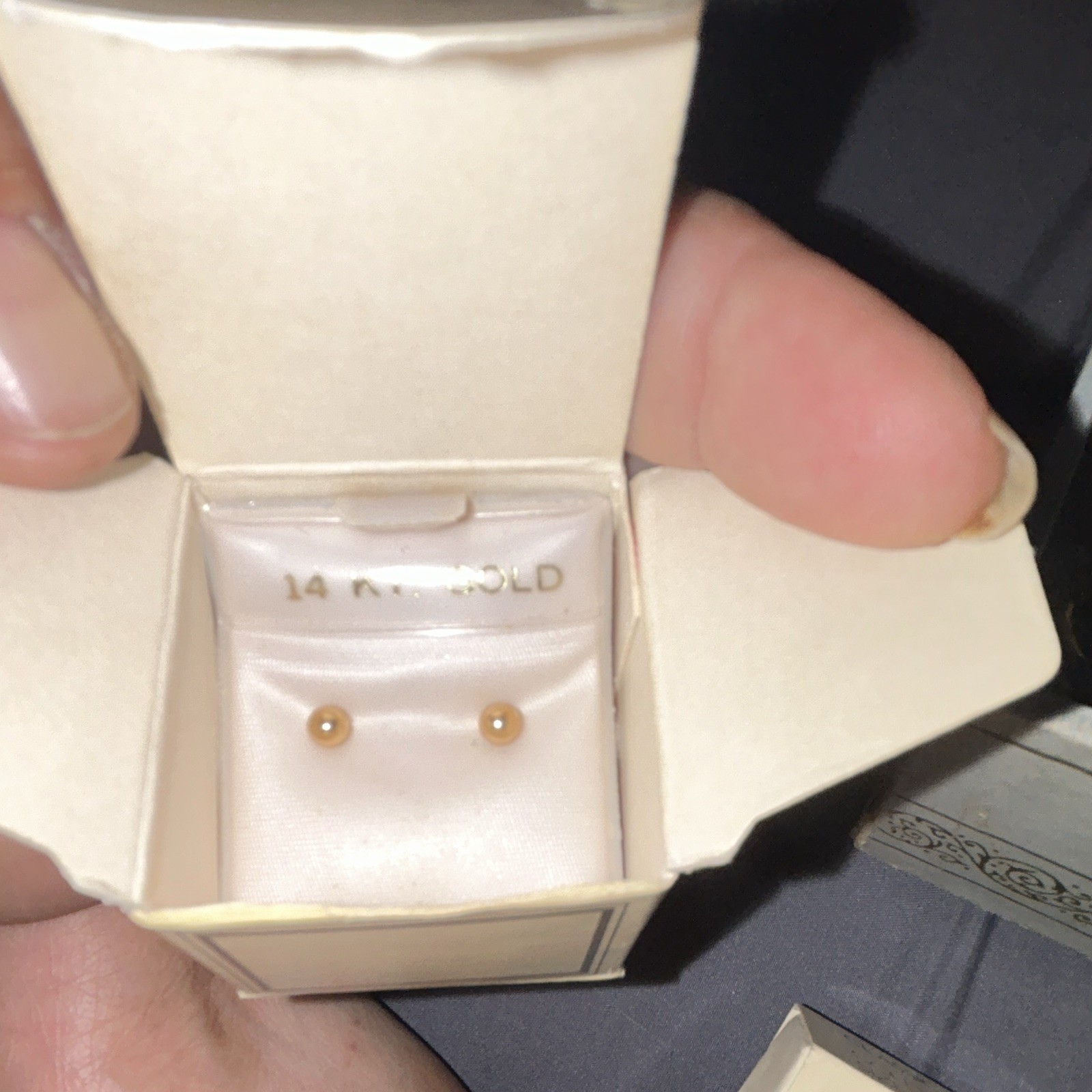 Avon gold stud earrings 14K Gold Back