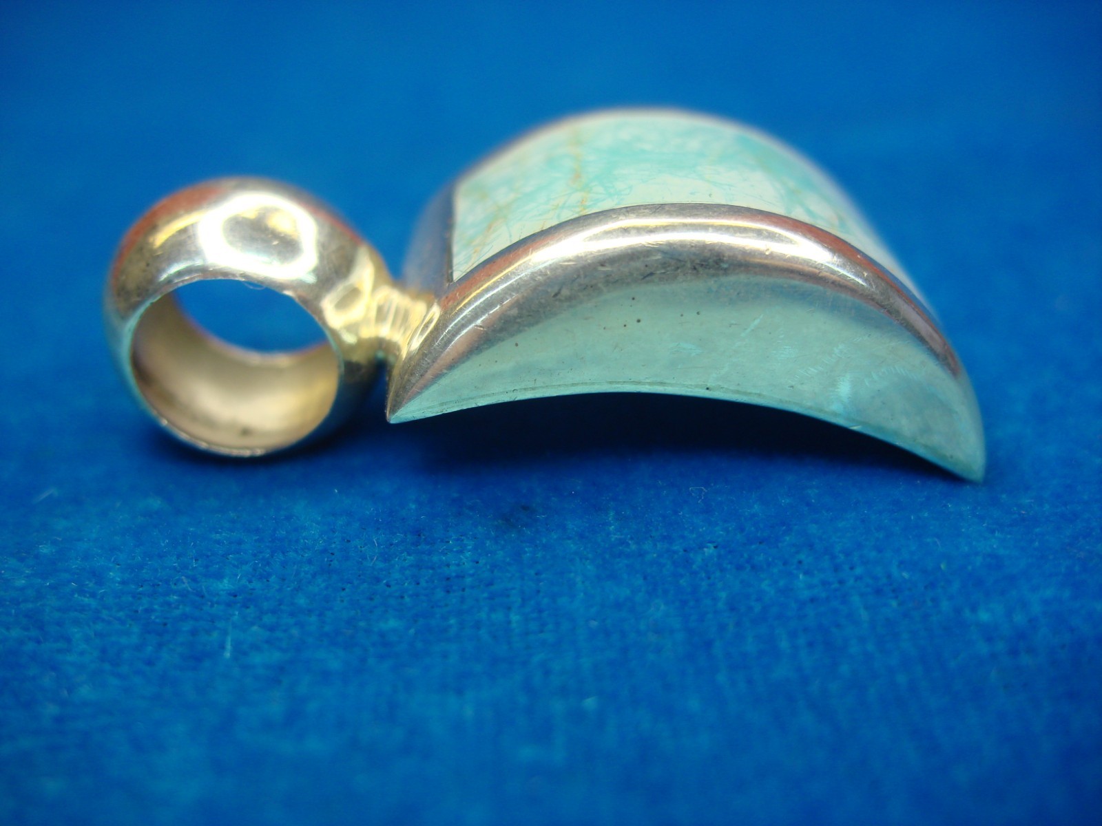 ATI MEXICO STERLING SILVER PENDANT WITH CURVED SETTING & BLUE/WHITE INSERT
